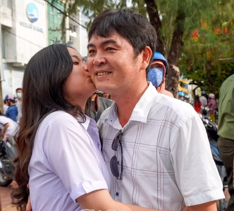Nụ hôn dành cho cha trước cổng điểm thi, cảm ơn cha vì tất cả.
