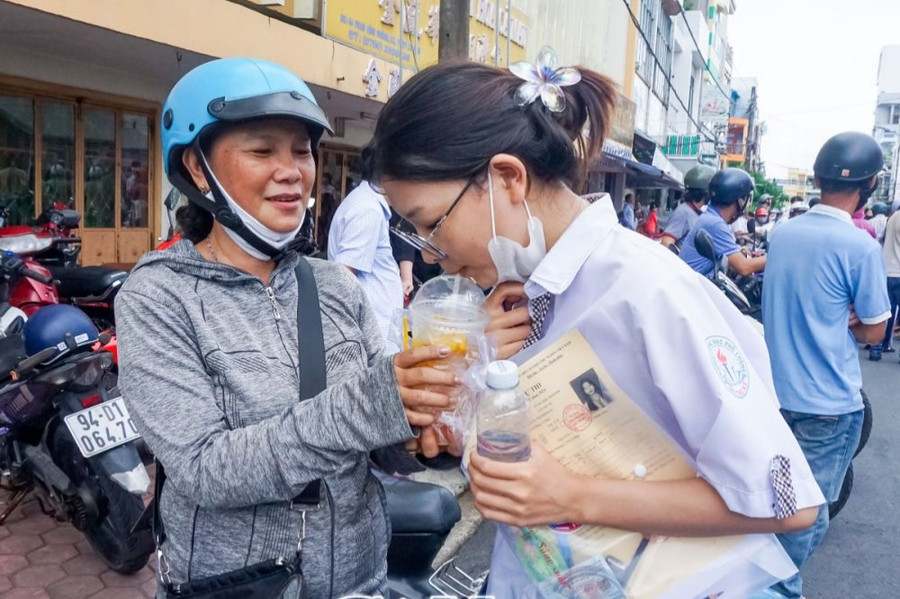 Chăm sóc cho con trước giờ thi.