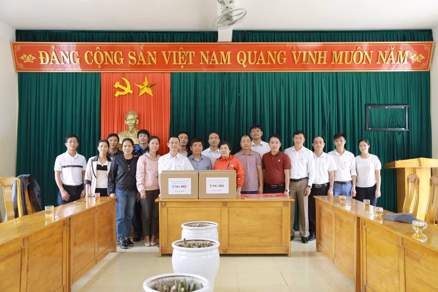 Tặng máy tính cho Trường THCS Liên Trạch (Bố Trạch - Quảng Bình).