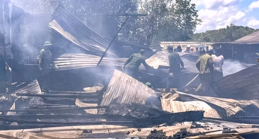 Ngành chức năng địa phương hỗ trợ người dân dập lửa.