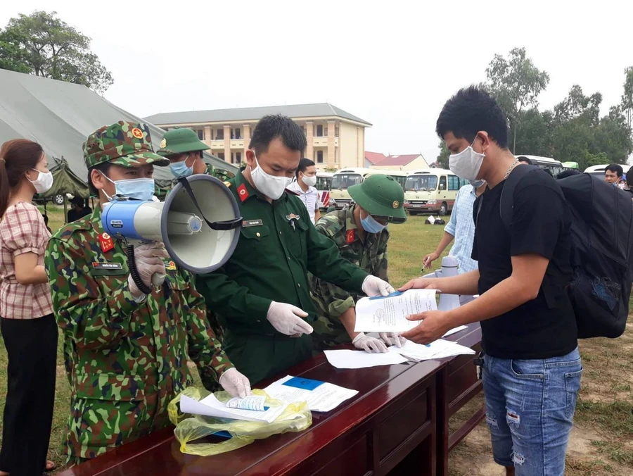 Những người dân hoàn thành cách ly y tế tập trung làm thủ tục để về nhà