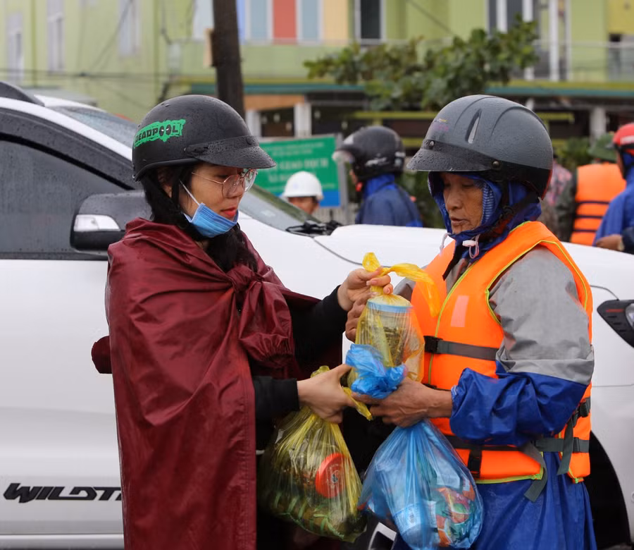 Tặng đồ ăn cho người dân vùng lũ
