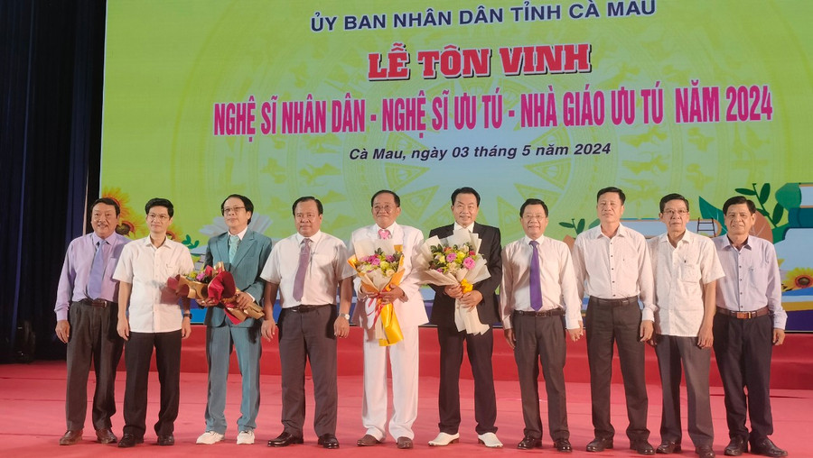 3 nghệ sĩ ( người cầm hoa) chụp ảnh lưu niệm cùng lãnh đạo tỉnh. 3 nghệ sĩ ( người cầm hoa) chụp ảnh lưu niệm cùng lãnh đạo tỉnh.
