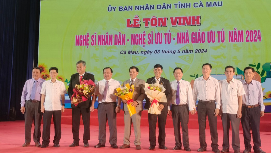 3 giáo viên (Người cầm hoa) chụp ảnh lưu niệm cùng lãnh đạo tỉnh. 3 giáo viên (Người cầm hoa) chụp ảnh lưu niệm cùng lãnh đạo tỉnh.