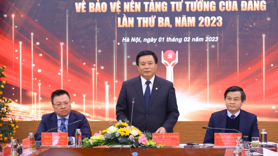 GS.TS Nguyễn Xuân Thắng, Ủy viên Bộ Chính trị, Giám đốc Học viện Chính trị quốc gia Hồ Chí Minh, Chủ tịch Hội đồng Lý luận Trung ương, Phó Trưởng Ban Chỉ đạo 35 Trung ương phát biểu chỉ đạo và phát động cuộc thi.