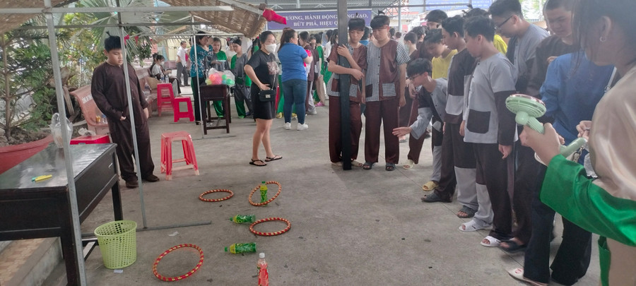 Trò chơi Ném vòng. Trò chơi Ném vòng.