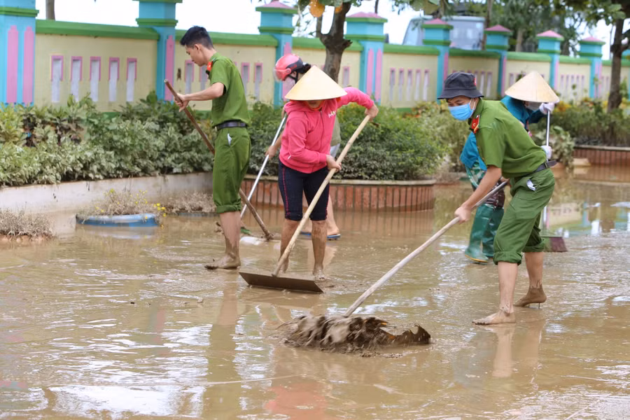 Đẩy bùn ra khỏi trường