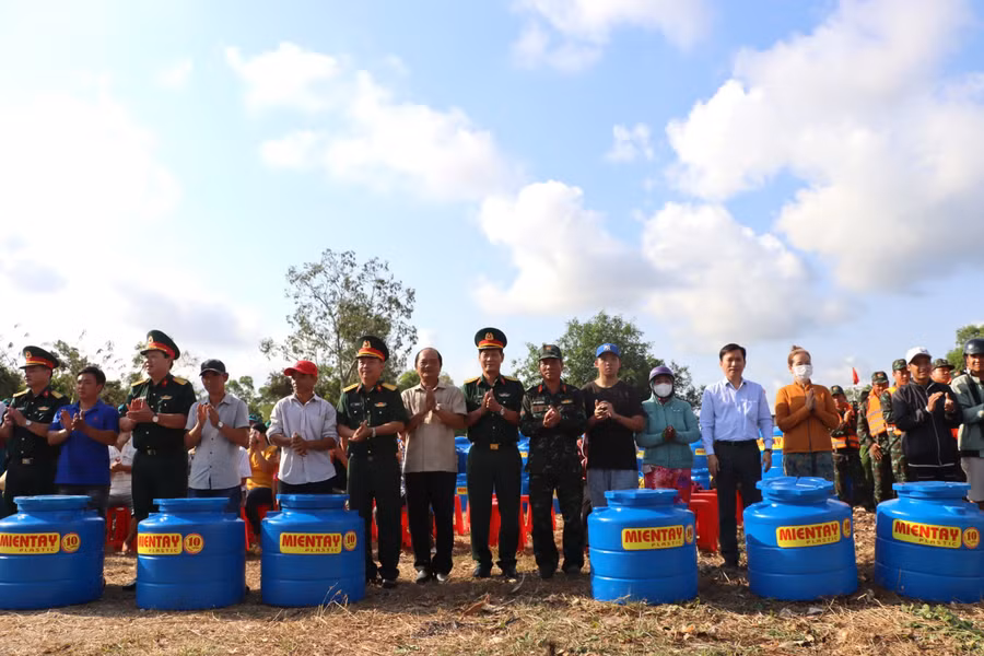 Cán bộ Quân khu 9 trao tặng bồn chứa nước cho người dân. 
