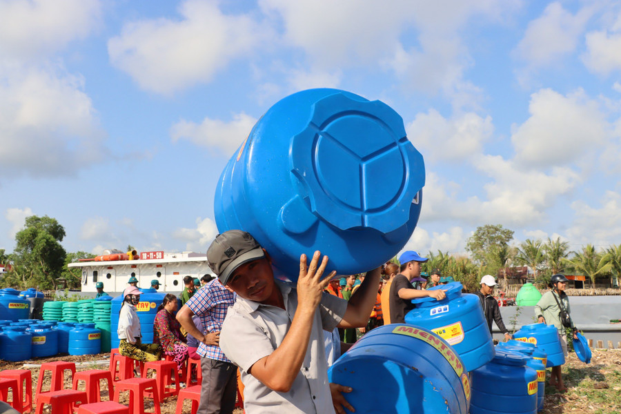 Người dân Cà Mau phấn khởi nhận bồn trữ nước ngọt.
