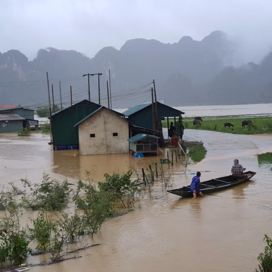 Nước bắt đầu lên cao, người dân xã Tân Hoá - Minh Hoá chuẩn bị đón lũ.