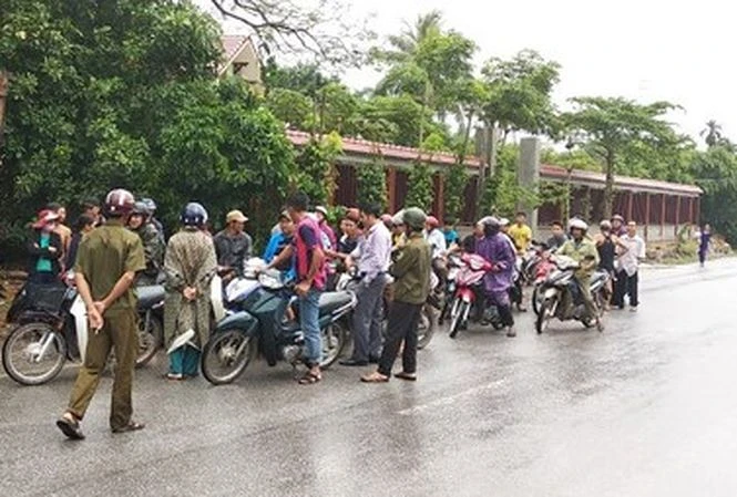 Cơ quan chức năng vây bắt một trong hai đối tượng ngồi trên xe bán tải bỏ trốn.