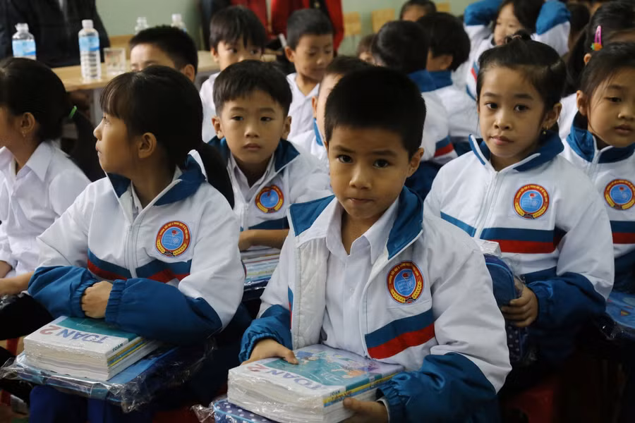 Tặng sách vở, cặp bút và đồ dùng học sinh cho các em học sinh vùng lũ