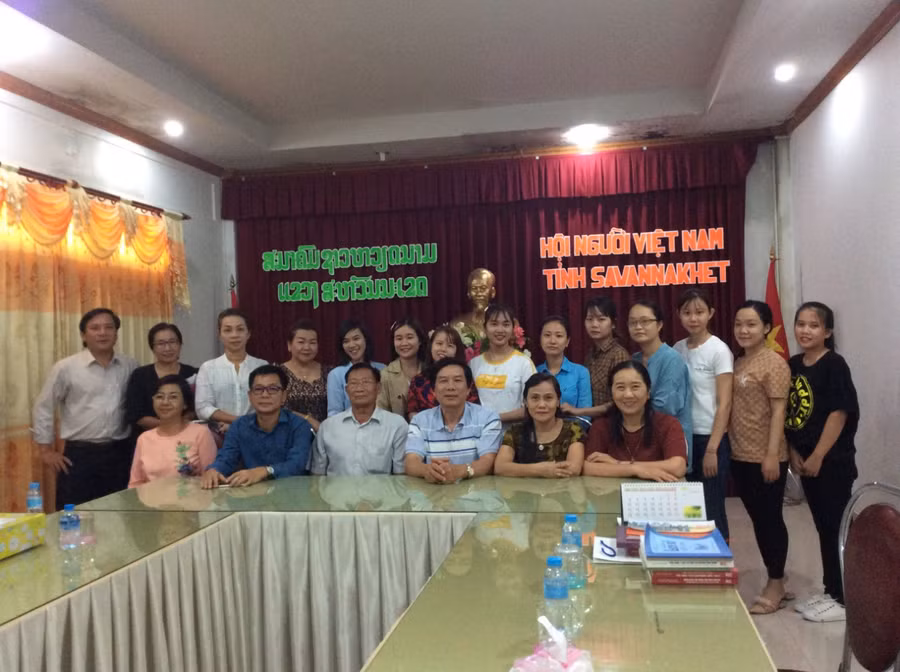 Đoàn công tác ngành GD&ĐT tỉnh Quảng Trị cùng 10 giáo viên làm nhiệm vụ quốc tế tại tỉnh Sa Vẳn Na Khệt chụp ảnh lưu niệm tại văn phòng hội người Việt Nam tỉnh Sa Vẳn Na Khệt. Đoàn công tác ngành GD&ĐT tỉnh Quảng Trị cùng 10 giáo viên làm nhiệm vụ quốc tế tại tỉnh Sa Vẳn Na Khệt chụp ảnh lưu niệm tại văn phòng hội người Việt Nam tỉnh Sa Vẳn Na Khệt.