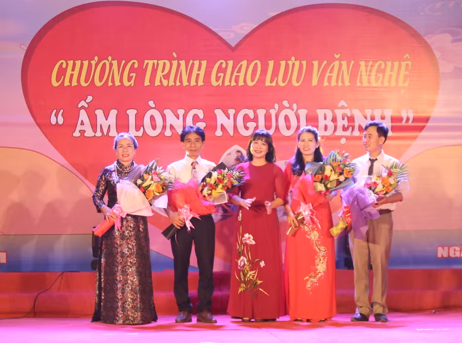 Bà Chu Thu Hằng, TBT báo Văn Hóa tặng hoa cho lãnh đạo bệnh viện Đa khoa khu vực Bắc Quảng Bình