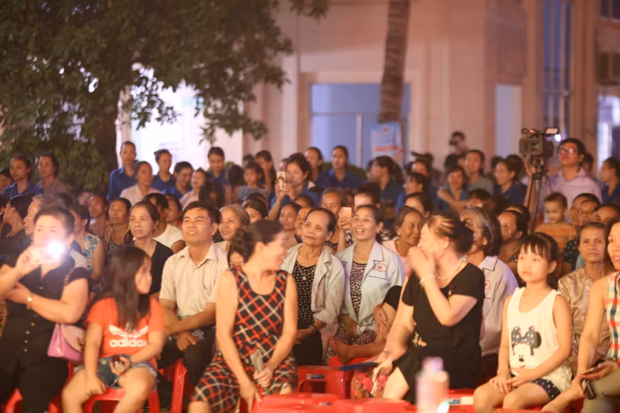 Rất nhiều bệnh nhân và người nhà bệnh nhân đã đến xem chương trình giao lưu.