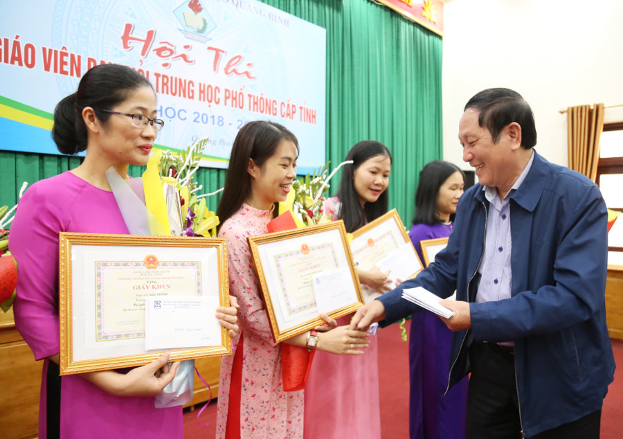 Đại diện Hội khuyến học tỉnh Quảng Bình tặng thưởng cho những giáo viên đạt giải Đại diện Hội khuyến học tỉnh Quảng Bình tặng thưởng cho những giáo viên đạt giải