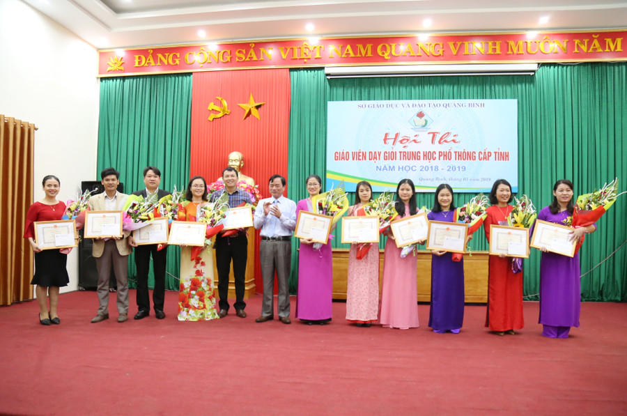 Những giáo viên đạt giải cao của hội thi giáo viên dạy giỏi khối THPT tỉnh Quảng Bình. Những giáo viên đạt giải cao của hội thi giáo viên dạy giỏi khối THPT tỉnh Quảng Bình.