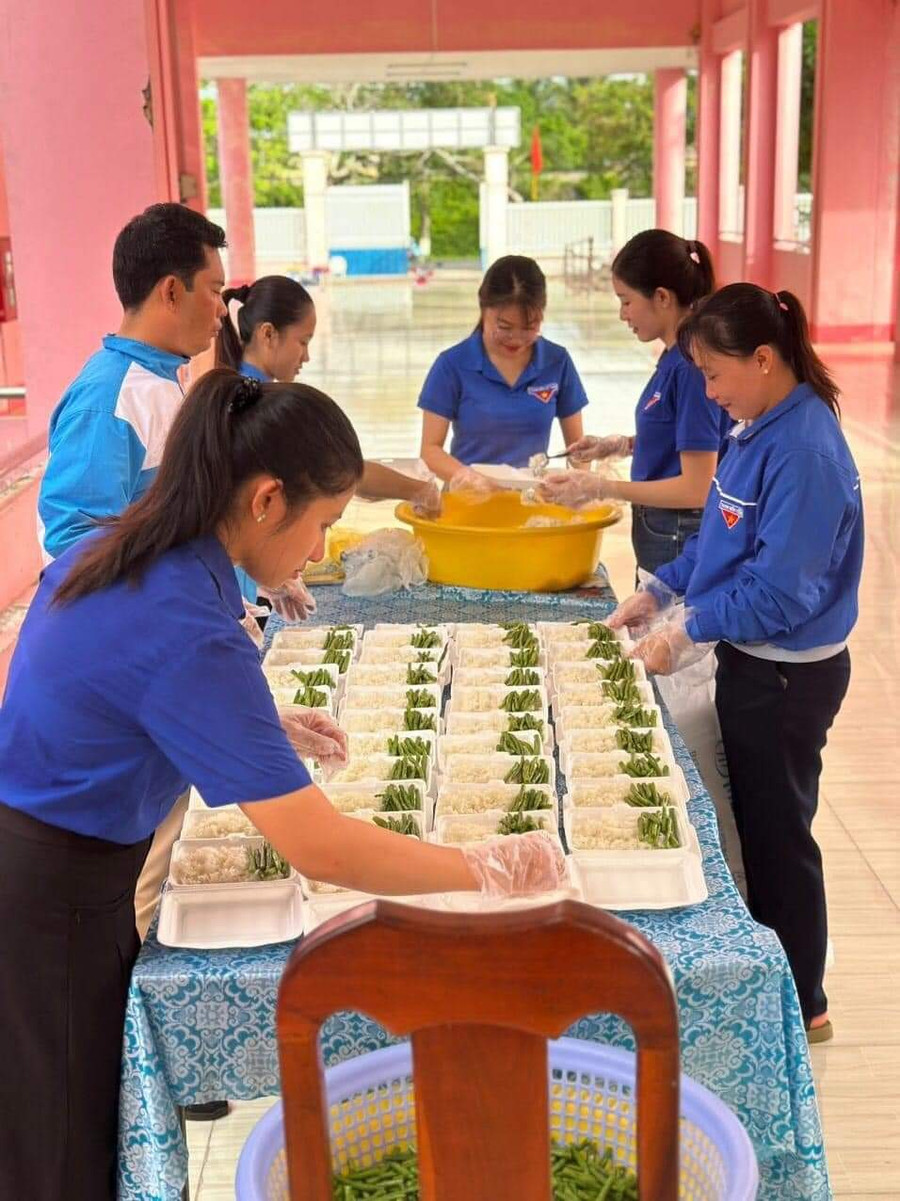 Chuẩn bị những suất ăn miễn phí cho thí sinh. Chuẩn bị những suất ăn miễn phí cho thí sinh.