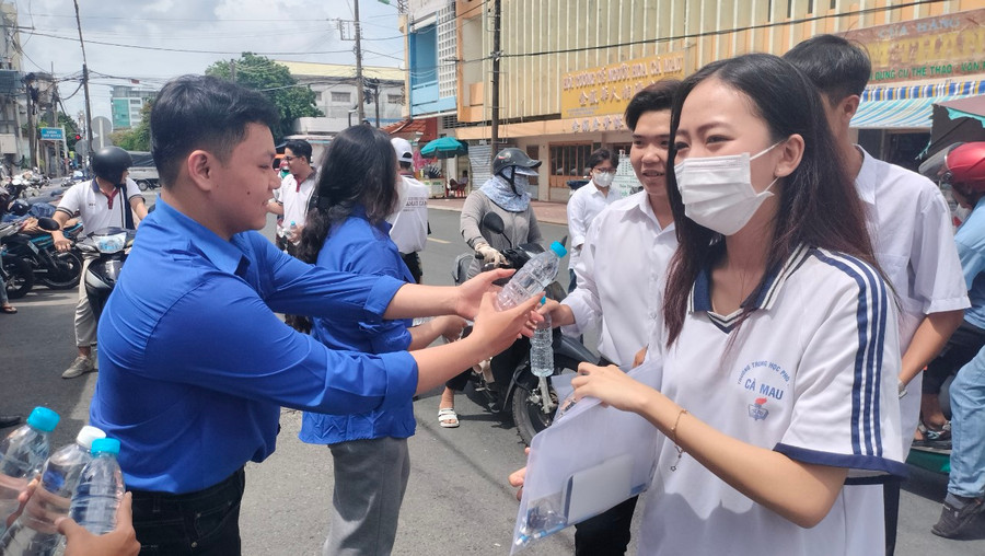 Tình nguyện viên hỗ trợ nước uống cho thí sinh. Tình nguyện viên hỗ trợ nước uống cho thí sinh.