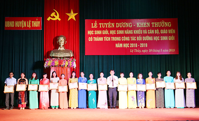 Huyện Lệ Thủy đã ghi nhận công sức của các giáo viên ngành GD&ĐT khi bồi dưỡng học sinh giỏi đạt giải cao năm học vừa qua.