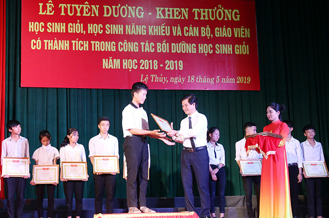 Ông Đặng Đại Tình, chủ tịch UBND huyện Lệ Thuỷ trao giấy khen cho những học sinh đạt giải cấp tỉnh tại các cuộc thi.