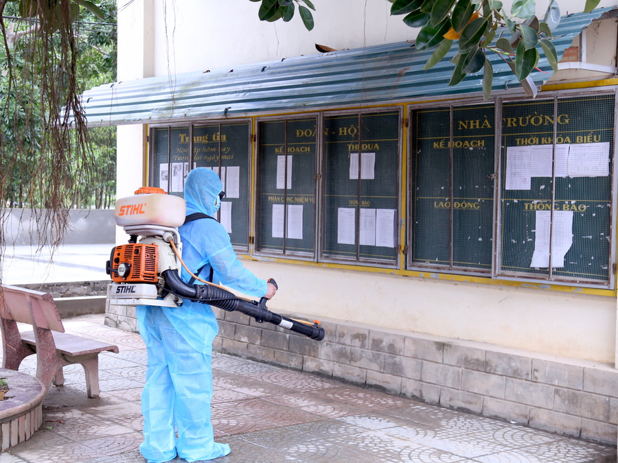 Phun thuốc khử trùng tại trường THPT Nguyễn Trãi (Bố Trạch - Quảng Bình) Phun thuốc khử trùng tại trường THPT Nguyễn Trãi (Bố Trạch - Quảng Bình)