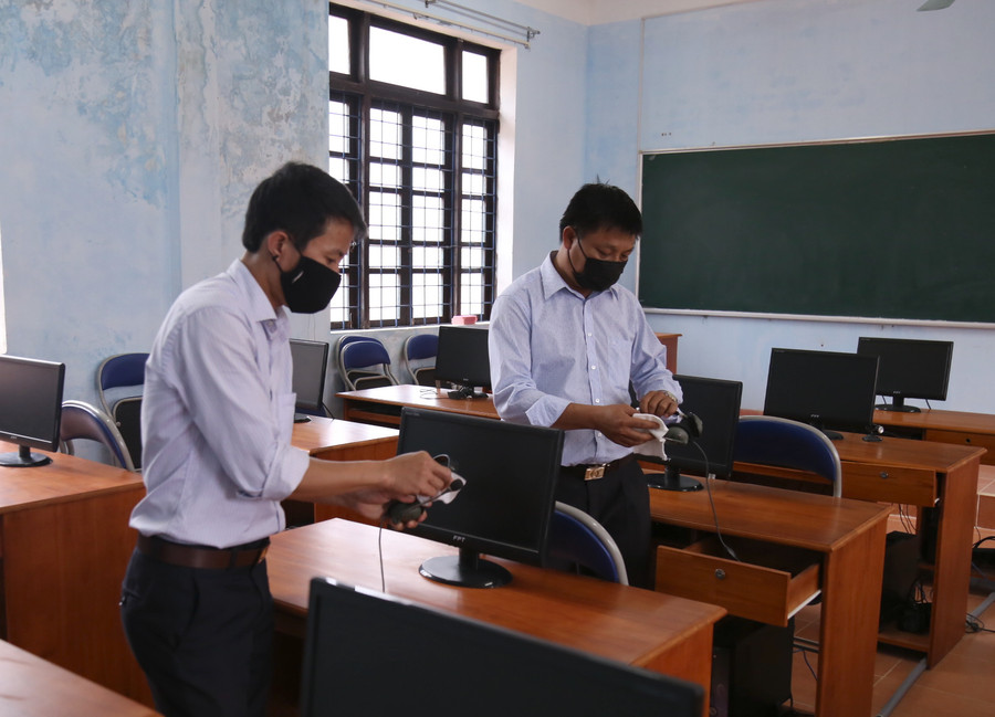 Giáo viên lau chùi các thiết bị tại phòng học vi tính của trường THCS Sơn Trạch (Bố Trach - Quảng Bình). Giáo viên lau chùi các thiết bị tại phòng học vi tính của trường THCS Sơn Trạch (Bố Trach - Quảng Bình).