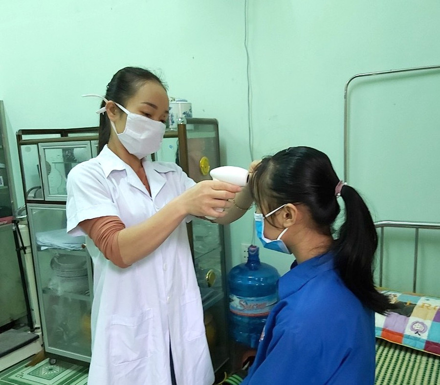 Đo thân nhiệt, kiểm tra sức khoẻ của học sinh tại phòng y tế nhà trường của trường THCS&THPT Hoá Tiến (Minh Hoá - Quảng Bình). Đo thân nhiệt, kiểm tra sức khoẻ của học sinh tại phòng y tế nhà trường của trường THCS&THPT Hoá Tiến (Minh Hoá - Quảng Bình).