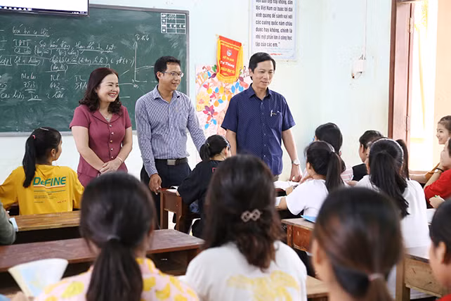 Ông Hoàng Nam (phải) động viên học sinh trường THPT Đakrông ôn luyện thật tốt để làm bài thi chất lượng trong kỳ thi THPT Quốc gia năm 2019.