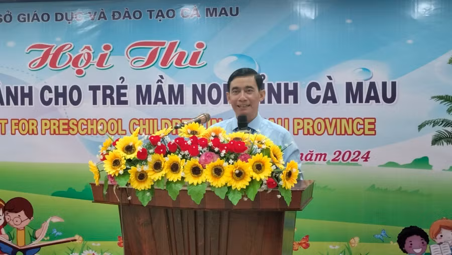 Ông Lê Hoàng Dự, Phó Giám đốc Sở GD&amp;ĐT Cà Mau phát biểu khai mạc hội thi.