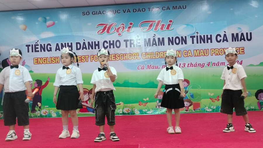 Phần thi tự giới thiệu của đội thi đến từ Phòng GD&ĐT huyện U Minh. Phần thi tự giới thiệu của đội thi đến từ Phòng GD&ĐT huyện U Minh.