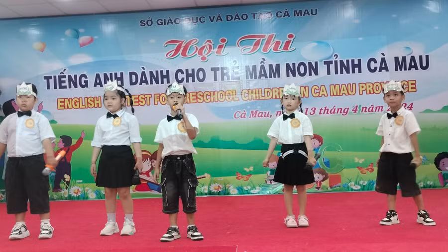 Phần thi tự giới thiệu của đội thi đến từ Phòng GD&amp;ĐT huyện U Minh.
