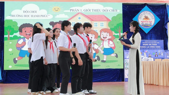 Phần tiểu phẩm giới thiệu đội chơi được học sinh sáng tạo từ những câu chuyện có thật về bạo lực học đường, bắt cóc online.