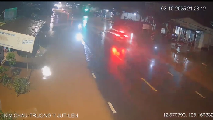 Hiện trường vụ tai nạn. (Ảnh cắt từ clip)