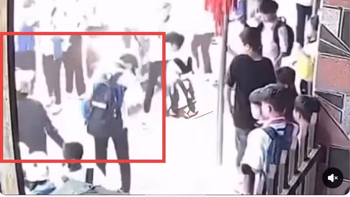 Vụ việc được camera người dân ghi lại. (Ảnh cắt từ clip)