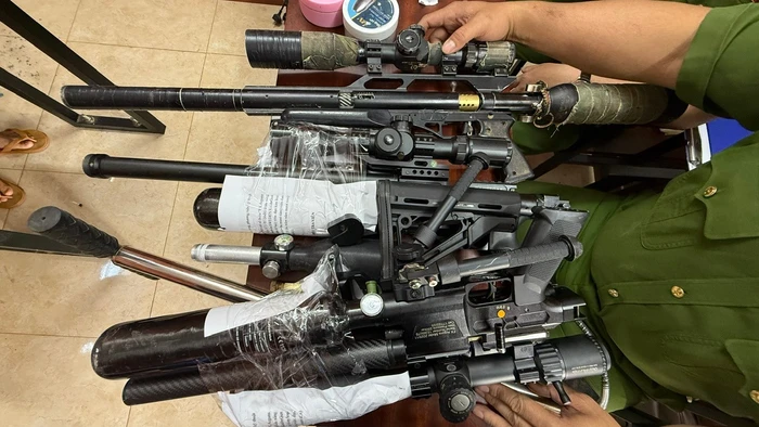 Súng quân dụng do nhóm của Đức chế tạo, bán kiếm lời. (Ảnh: SĐ)
