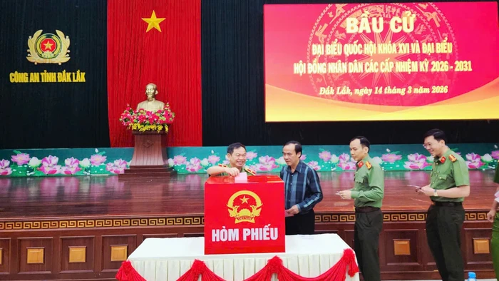 Cử tri thuộc lực lượng Công an tỉnh Đắk Lắk thực hiện quyền, nghĩa vụ công dân tại điểm bầu cử số 43. (Ảnh: TT)