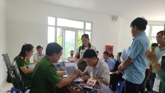 Công an Đắk Lắk thực hiện thủ tục cấp đổi con dấu cho các đơn vị. (Ảnh: TT)