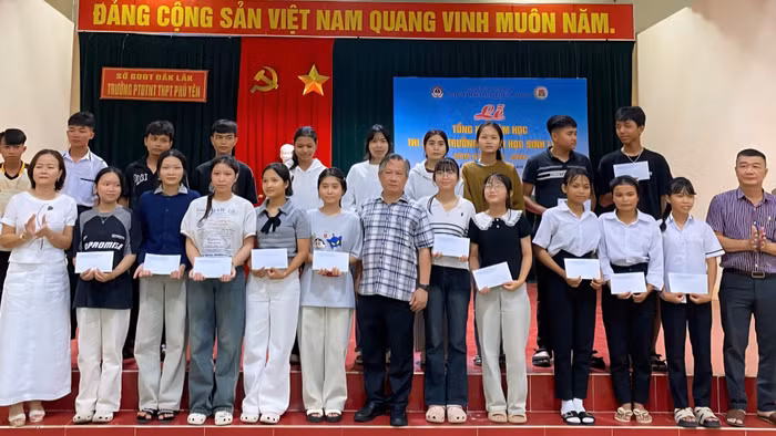Ông Huỳnh Tấn Châu – Hiệu trưởng Trường THPT chuyên Lương Văn Chánh trao quà cho thí sinh. (Ảnh: Thế Hùng)