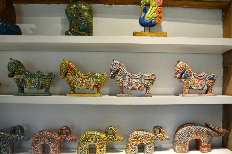 Dưới bàn tay tài hoa của người thợ phố Hội, những thanh củi mục trôi dạt nơi bờ sông, bãi biển được "hồi sinh" ngoạn mục. anh1-2513.jpg