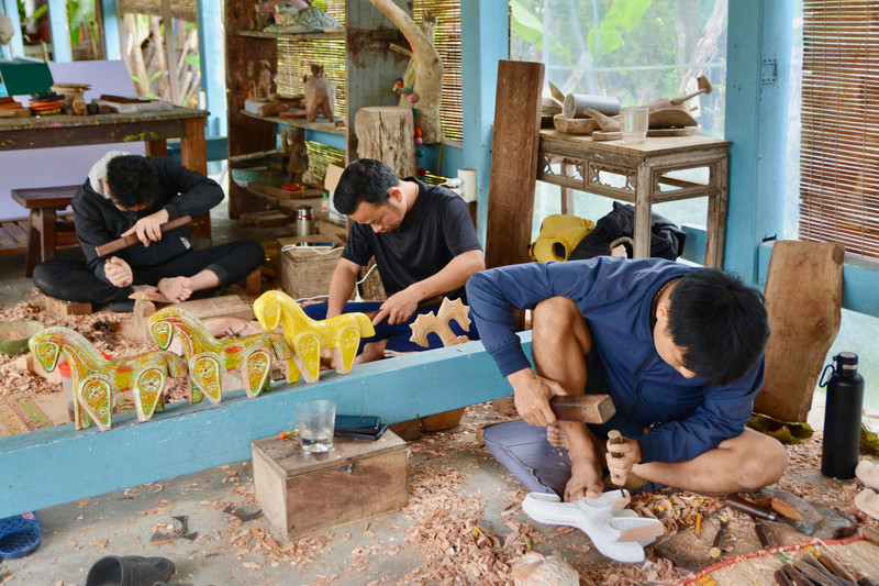 Tết năm nay, làng Củi Lũ (Hội An) cho ra mắt gần 30 mẫu ngựa với nhiều kiểu dáng và kích thước khác nhau. Các mẫu ngựa trưng bày tại làng có giá dao động từ 1 - 25 triệu đồng. anh2.jpg