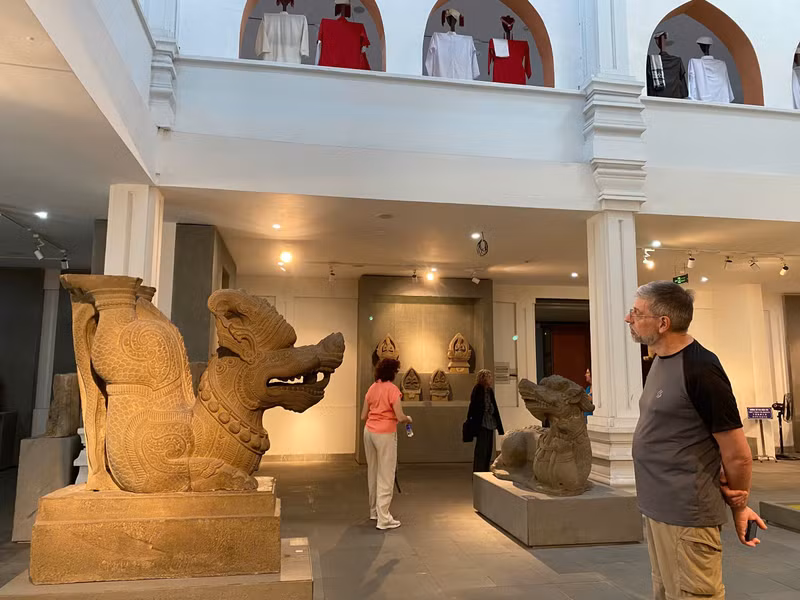 Du khách quốc tế chiêm ngưỡng tượng rồng Tháp Mẫm anh-14.jpg