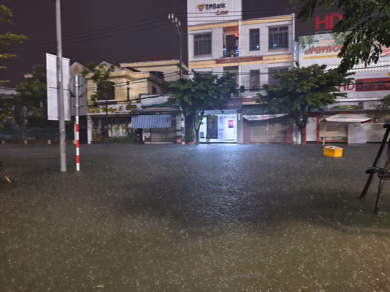 Mưa lớn kéo dài khiến một số tuyến đường bị ngập. b877aea9c42670782937.jpg