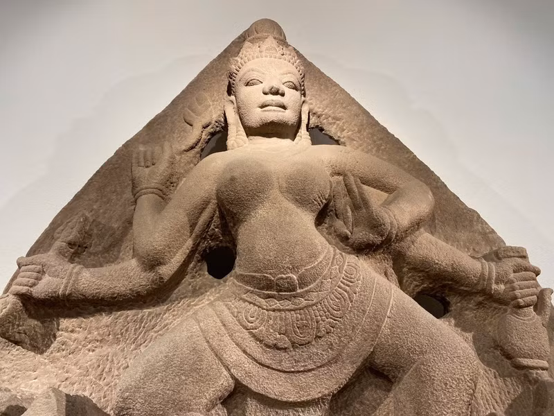 Phù điêu Uma Chánh Lộ cao 165 cm, rộng 162 cm, dày 37 cm, làm bằng chất liệu đá sa thạch, được tìm thấy ở di tích Chánh Lộ vào năm 1904, đưa về Bảo tàng Điêu khắc Chăm Đà Nẵng năm 1938. anh-6.jpg