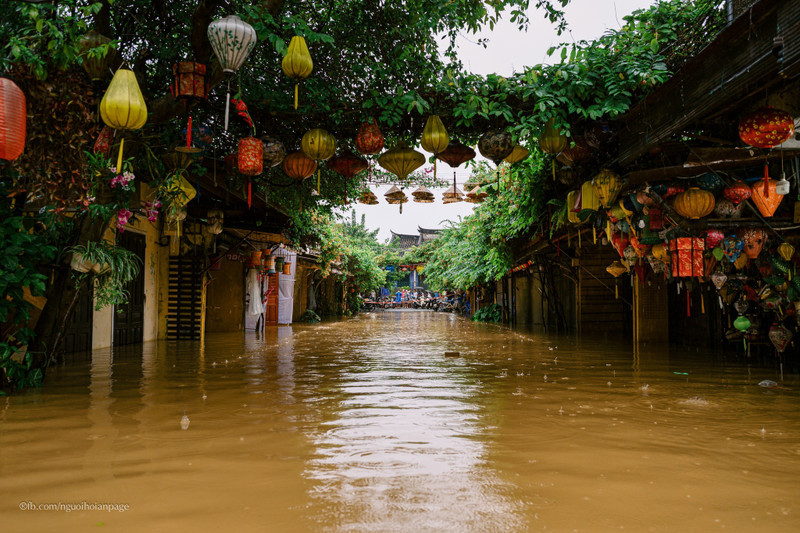Chính quyền địa phương đã triển khai giăng dây cảnh báo tại các khu vực ngập sâu, thấp trũng. anh-6.jpg
