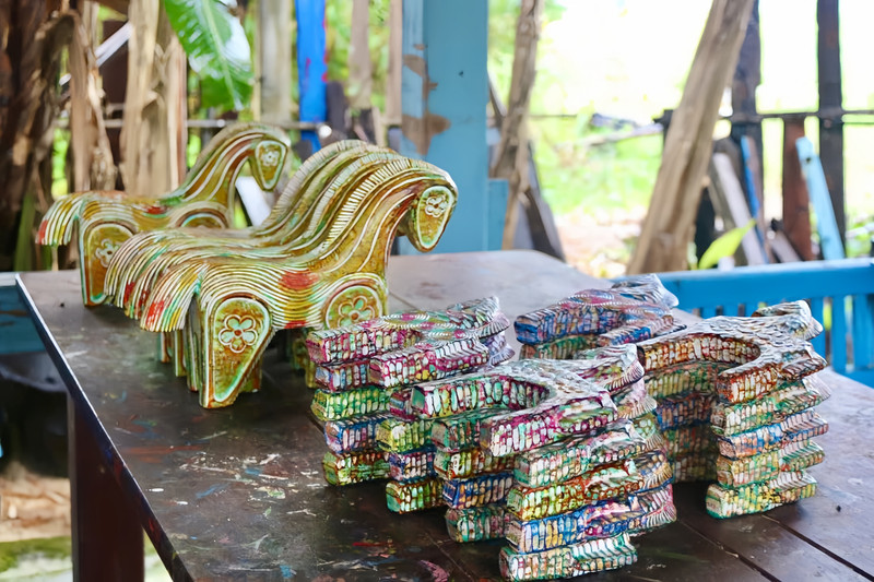 Nhờ hình dáng độc đáo và giàu giá trị nghệ thuật, các mẫu ngựa tại làng Củi Lũ được nhiều khách hàng ưa chuộng. Tính đến nay, cơ sở đã nhận hơn 100 đơn hàng và sản xuất gần 4.000 linh vật ngựa. Ảnh: B.Y. anh10.jpg