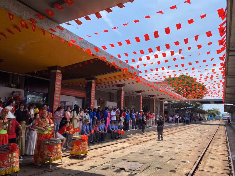 Phía bên trong sân ga, cờ đỏ và người dân háo hức chờ đón sự kiện này. 274493d578ccca9293dd208.jpg