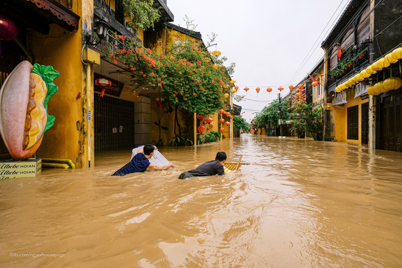 Người dân di chuyển đồ đạc đến nơi cao. anh-10.jpg