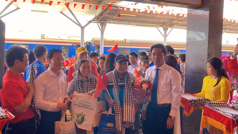 Ông Trần Chí Cường (đeo cà vạt xanh) - Phó Chủ tịch UBND TP Đà Nẵng tặng quà cho các vị khách trên đoàn tàu. 6d3f86f369eadbb482fb83.jpg