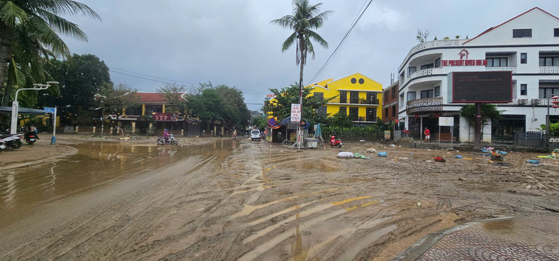 Toàn bộ công tác vệ sinh môi trường, thu gom rác thải và bùn đất sau lũ đang được dọn dẹp khẩn trương, nhằm khôi phục hoạt động du lịch và đời sống sinh hoạt của người dân. 3dfe93afafe023be7af145.jpg